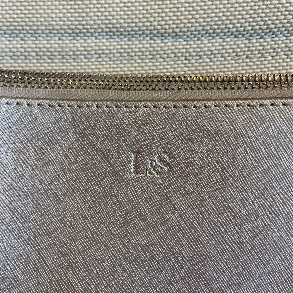 Lo & Sons Metallic Silver Crossbody Bag - Picture 2 of 8